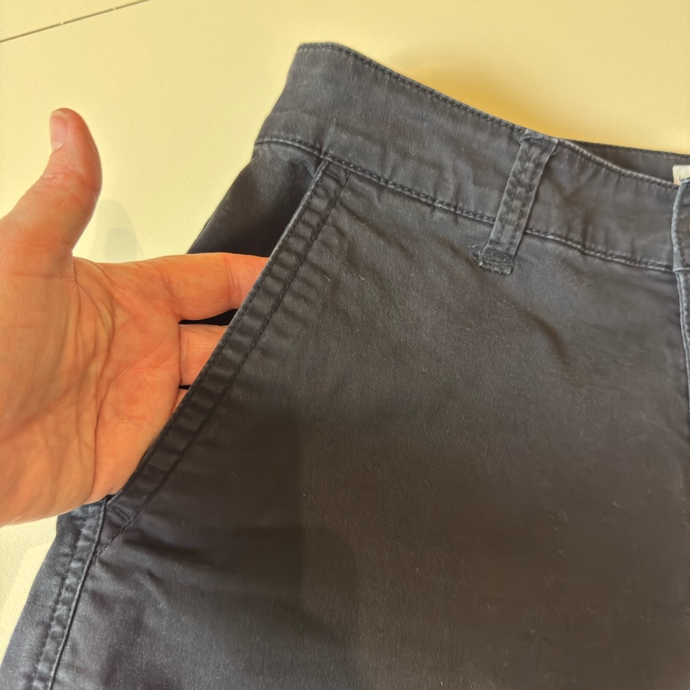 GAP Girlfriend Khaki Women's Black Shorts sz10
EUC - Picture 6 of 7